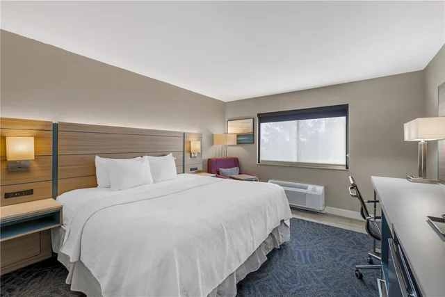 غرفة بسرير كينج يُسمح فيها بالحيوانات الأليفة، Best Western Independence Kansas City 3/4