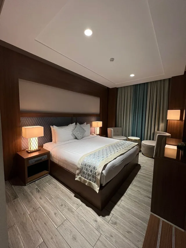 جناح بسرير كوين وسريرين فرديين بغرفتي نوم بمنطقة جلوس، فندق فيوليت الششه(Violet Al Shisha Hotel) 1/7