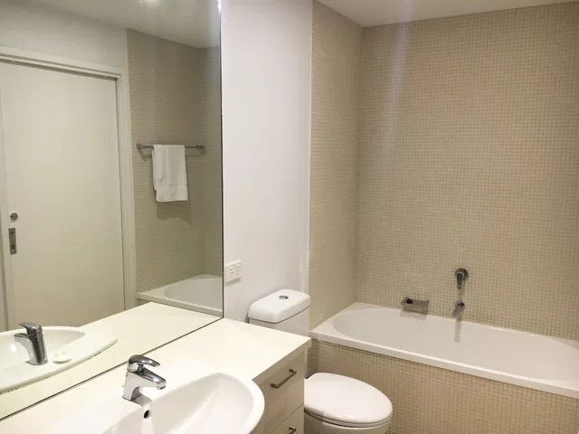 2 Bedrooms, Apartment, King and Queen Bed, Harbour View, 2 Bathrooms, Docklands Private Collection of Apartments - NewQuay 3/3