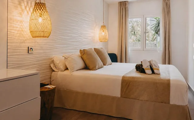جناح جونيور بسرير كينج بإطلالة على الحديقة بشرفة، Lago Resort Menorca - Casas del Lago Adults Only 1/3