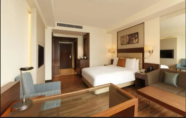 غرفة بسرير كينج، DoubleTree by Hilton Agra 2/9
