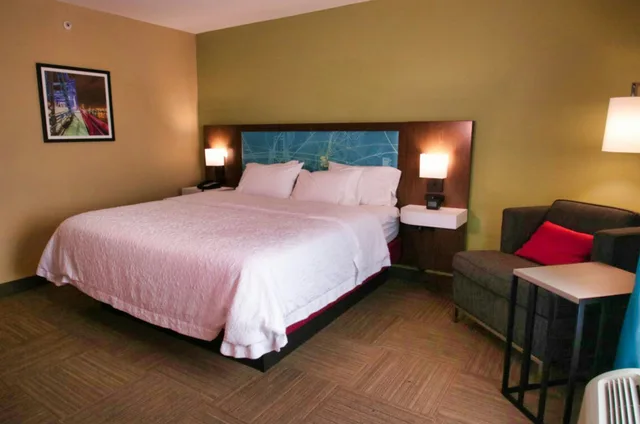 غرفة بسرير كينج، Hampton Inn & Suites Jacksonville - Beach Boulevard/Mayo Clinic Area 3/9