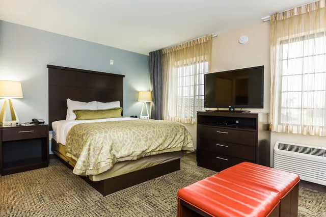 جناح بسرير كينج بغرفة نوم واحدة مع أريكة بمطبخ، Staybridge Suites Grand Forks 1/2