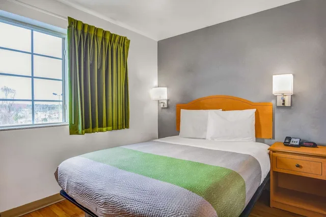 غرفة قياسية بسرير كوين للمدخنين، Studio6 Opelika, AL - Auburn Al 2/4