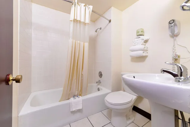 غرفة بسريرين مزدوجين، Americas Best Value Inn Geneva 3/3