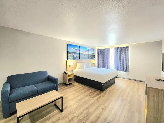 غرفة قياسية بسرير كينج، Days Inn Suites By Wyndham Corpus Christi Central 4/10