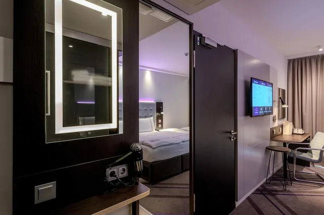 غرفة قياسية ثلاثية بسرير مزدوج وسرير فردي، Premier Inn Berlin Alexanderplatz Hotel 3/5