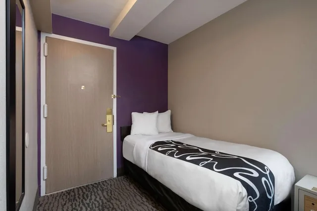 غرفة بسرير مزدوج وسرير فردي، La Quinta Inn & Suites by Wyndham New York City Central Park 1/3
