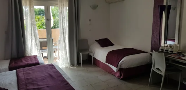 غرفة رباعية بسرير كوين وسريرين منفصلين، Les Bastides St. Paul 3/10