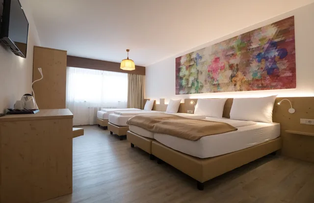 غرفة رباعية بسرير كوين مع أريكة، Family Hotel Schloss Rosenegg 1/2