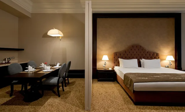 Deluxe, Suite, King Bed, Single Bed, City View, Sofa, Vialand Palace Hotel 2/3