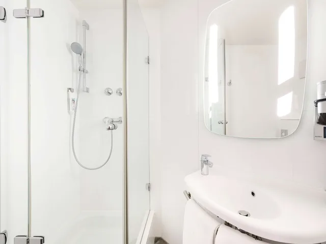 غرفة قياسية بسرير كوين، Ibis Frankfurt Centrum 5/6