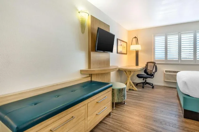 جناح بسرير كينج وسرير كوين مع أريكة بحوض استحمام لذوي الإعاقة، Best Western Plus Capitola By the Sea Inn Suites 3/7