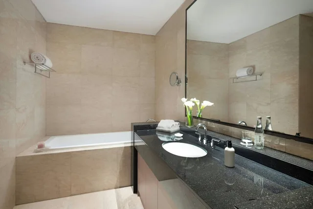 غرفة بريميوم بسرير مزدوج، THE RITZ-CARLTON JAKARTA, PACIFIC PLACE 3/5