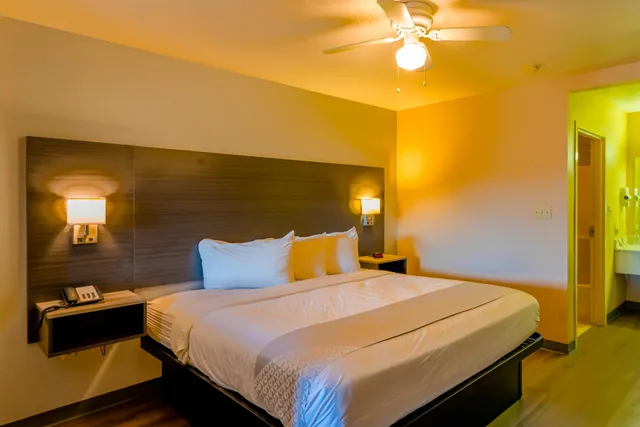 غرفة بسرير كينج، Oyo Hotel Yoakum West 3/5