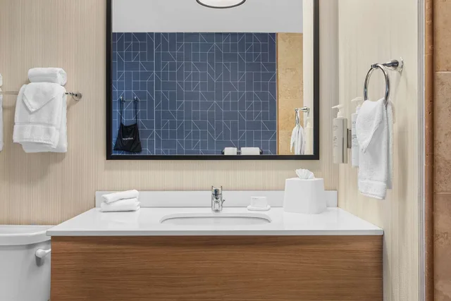 غرفة بسرير مزدوج بحوض استحمام لذوي الإعاقة، Spark by Hilton Bakersfield Central 2/2