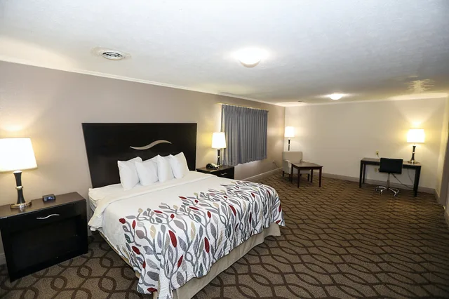 جناح بسرير كينج بغرفتي نوم مع أريكة بحوض جاكوزي، Red Roof Inn Lexington - Hamburg 3/5