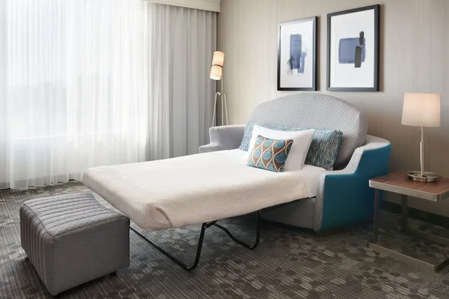 استوديو تنفيذي بسرير كينج مع أريكة، Courtyard Ottawa East 3/4