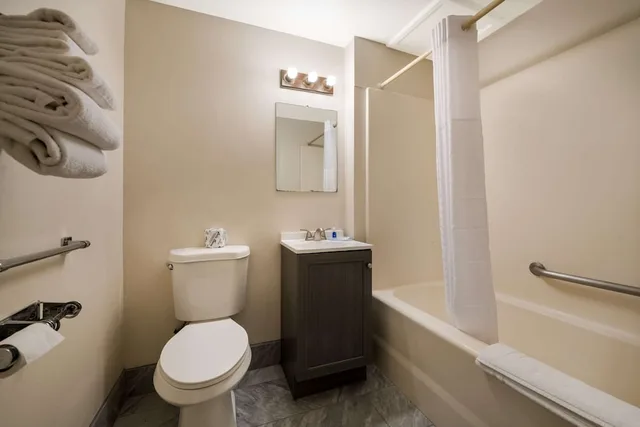 Room, Queen Bed, Accessible, Rodeway Inn La Crosse 3/3