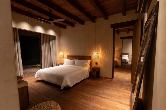 جناح ديلوكس بسرير كينج وسريرين كوين مع أريكة، Makani Luxury Wanderlust 3/5