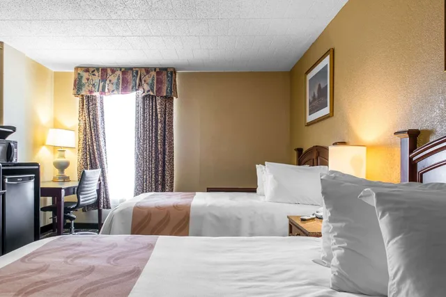 غرفة بسريرين مزدوجين، Ramada by Wyndham New Kensington 2/3
