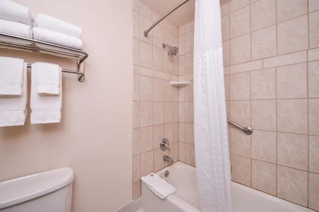 غرفة قياسية بسرير كينج بحوض استحمام لذوي الإعاقة، Best Western Plus Olympic Inn 9/10