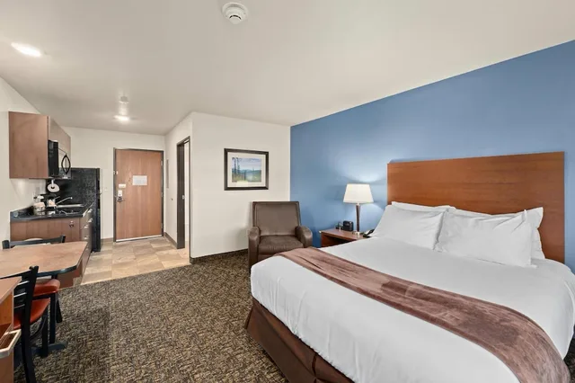 غرفة قياسية بسرير كوين، MainStay Suites Spokane Valley, WA 1/7