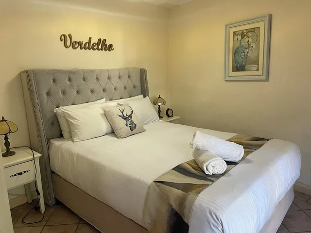 غرفة بسرير كوين وسريرين منفصلين بإطلالة على الحديقة بشرفة بغرفتي نوم، Villa Provence 5/10