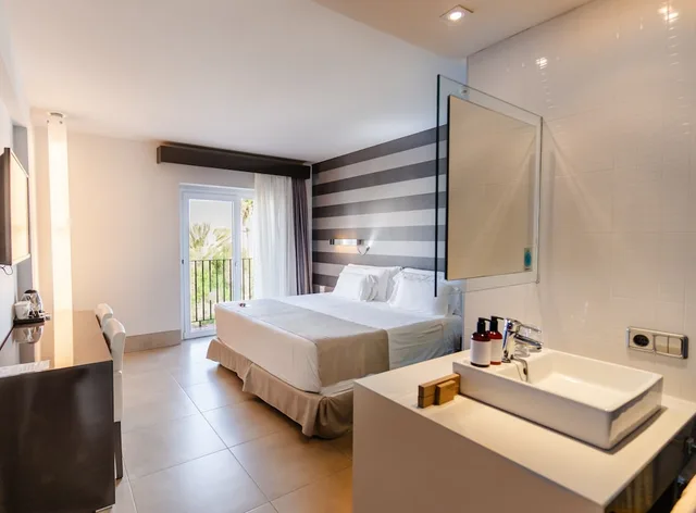 Superior, King Bed, Lateral Side Sea View، Barcelo Hamilton Menorca - Adults Only 4/4