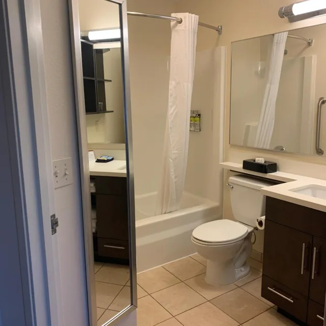 غرفة بسرير كوين مع أريكة لذوي الإعاقة، Candlewood Suites Fargo N Dakota State University 7/8