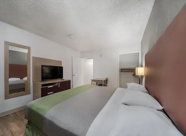 غرفة بسرير كينج بمطبخ، Motel6 Corpus Christi, TX - North 1/9
