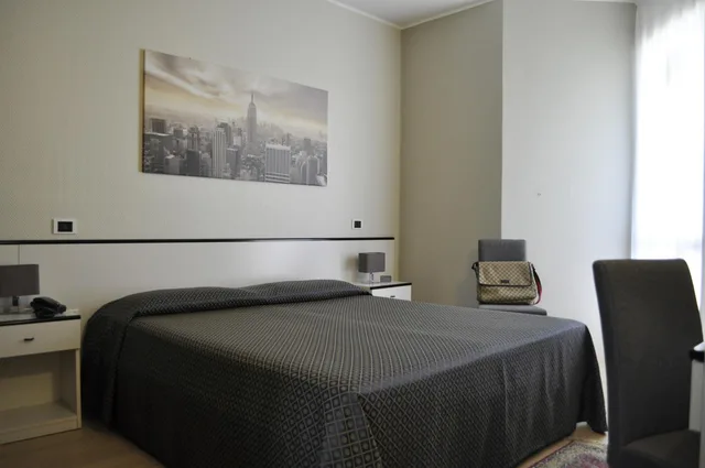 غرفة ثلاثية، Hotel Est 1/10