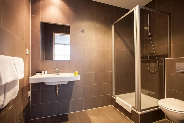 غرفة قياسية بثلاثة أسرّة بمطبخ صغير، Best Western Zaan Inn 4/4