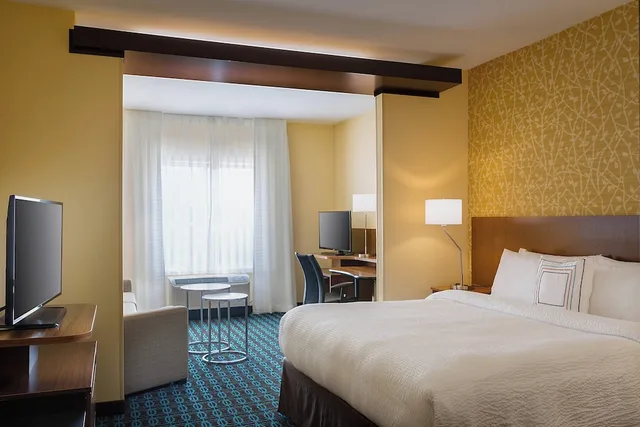 جناح تنفيذي بسرير كينج بغرفة نوم واحدة مع أريكة لذوي الإعاقة، FAIRFIELD INN & SUITES DALLAS WEST/I-30 1/1