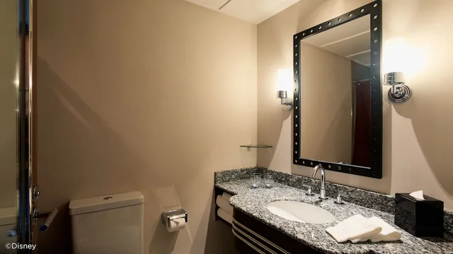 Mickey and Friends Deluxe Room، Disneys Hollywood Hotel 4/5