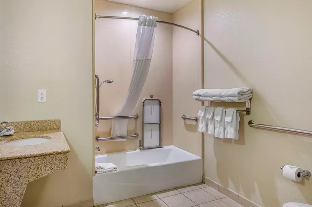 جناح بسريرين كوين لذوي الإعاقة، Comfort Suites Helena Airport 4/4