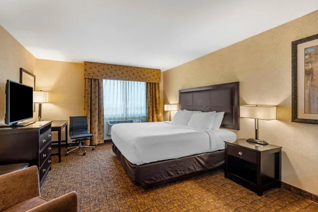 غرفة بسرير كينج بحوض استحمام لذوي الإعاقة، Lloyd Hotel Astoria Bayfront, Ascend Hotel Collection, OR 2/10