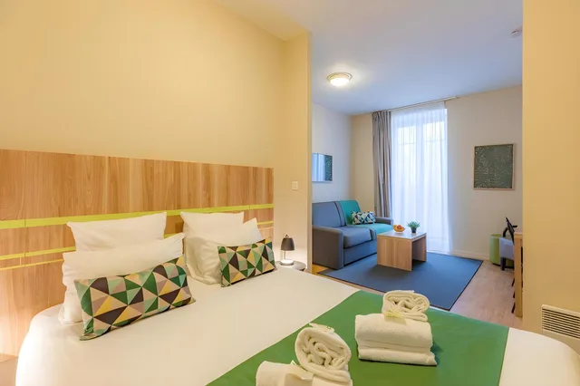 غرفة قياسية مع أريكة، Appart City Confort Nantes Centre 1/2