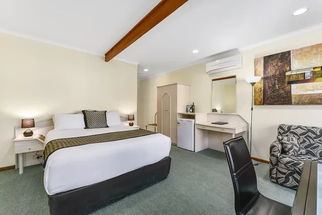 Spa, Queen Bed, 2 Sofa، WILLIAM MACINTOSH MOTOR LODGE 1/4