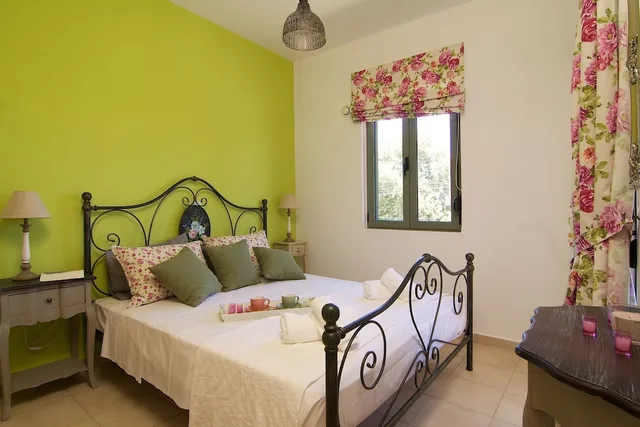 شقة بسريرين منفصلين بإطلالة على الحديقة بغرفة نوم واحدة مع أريكة، Loutra Resort 1/4