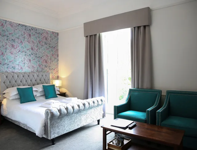 Superior, King Bed, Latimer House 4/10