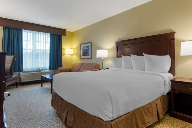 غرفة بسرير كوين مع أريكة، Best Western Plus Grand-Sault Hotel & Suites 1/7