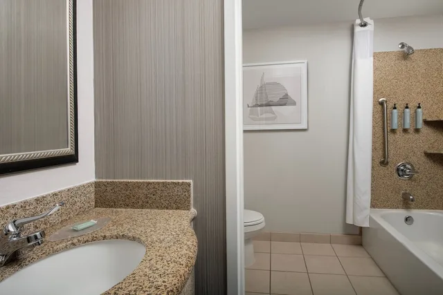 غرفة بسرير كينج مع أريكة، Courtyard Seattle Kirkland 5/8