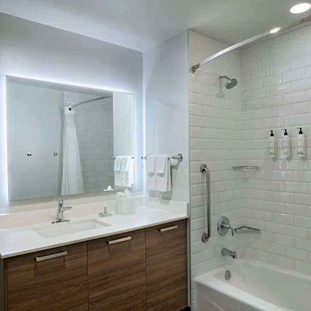 جناح تنفيذي بسرير كوين مع أريكة لذوي الإعاقة، Fairfield Inn And Suites Dallas Downtown 7/9