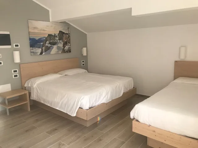 غرفة كلاسيكية ثلاثية بسرير مزدوج وسرير فردي، GH Hotel Monzoni 1/3