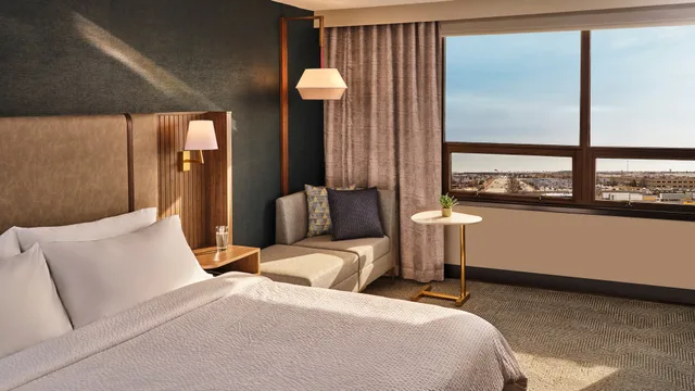 Premium, King Bed, Airport View, Accessible, Holiday Inn Chicago O Hare Rosemont 3/5