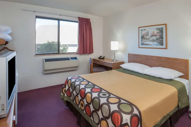 غرفة بسرير كوين لذوي الإعاقة، Super 8 by Wyndham Salmon Arm 1/5