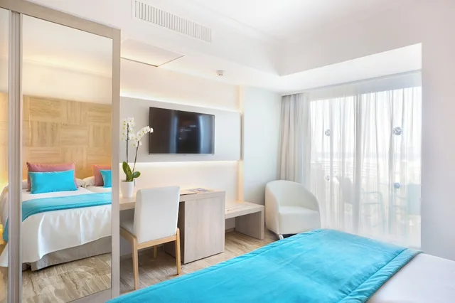 غرفة مفردة بسريرين منفصلين بإطلالة جزئية على البحر، Grupotel Orient 3/5