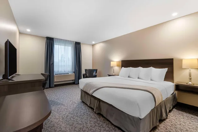غرفة بسرير مزدوج، Villa Inn and Suites, SureStay Collection By Best Western 1/4