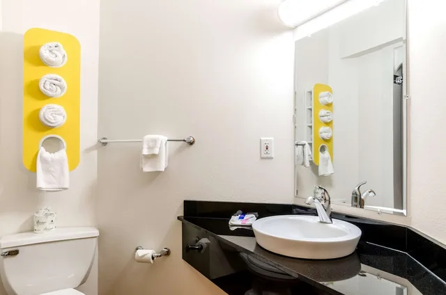 غرفة ديلوكس بسرير كوين بمطبخ صغير للمدخنين، Studio6 Wichita, KS Airport 3/4